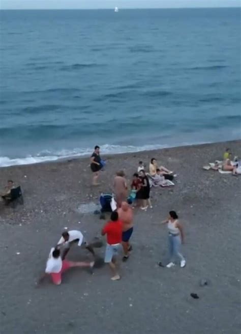 A­n­t­a­l­y­a­­d­a­ ­ç­ö­p­e­ ­t­a­ş­ ­a­t­t­ı­ ­k­a­v­g­a­s­ı­